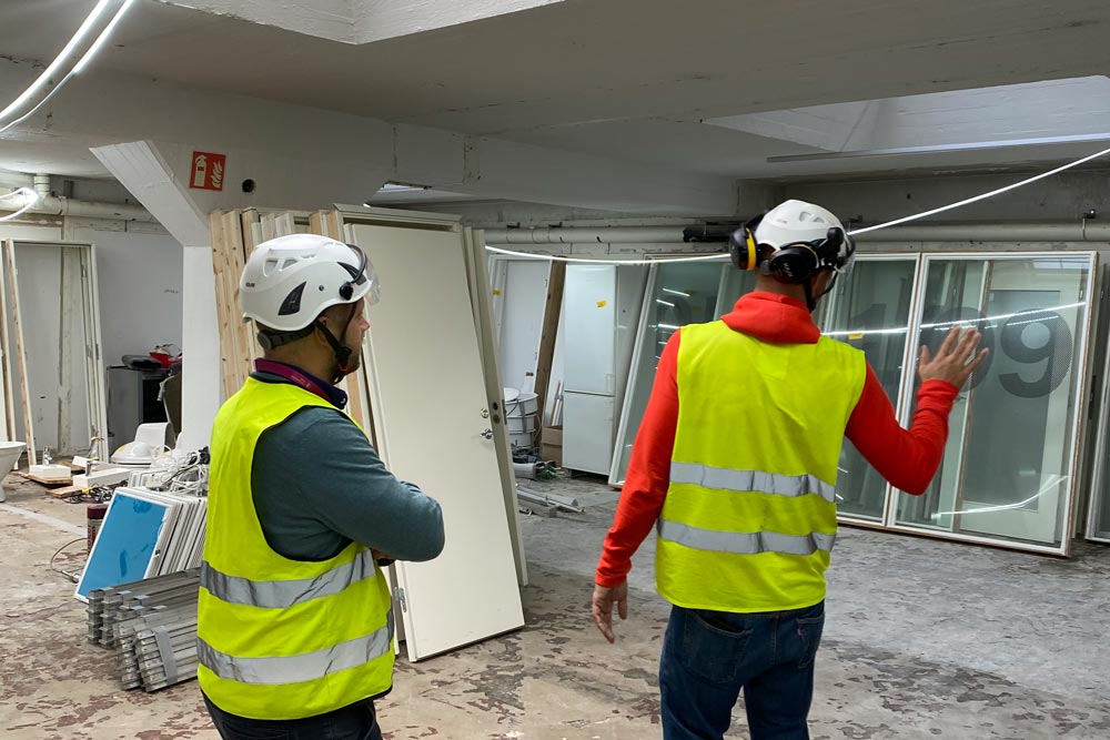 Två besiktningsmän samtalar om projektet