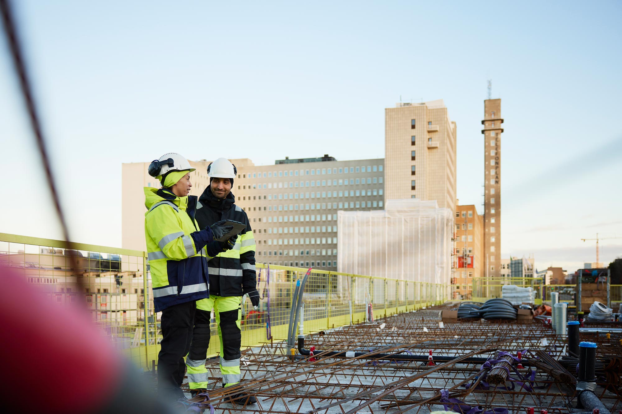 Två besiktningsmän pratar med varandra