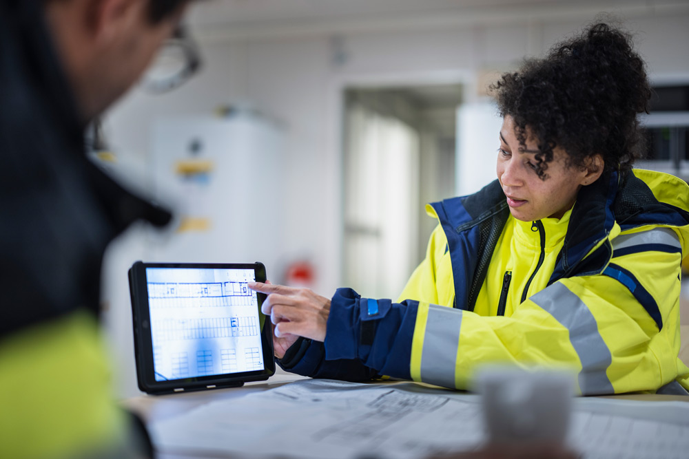 Besiktningsmän diskuterar projekt på kontoret