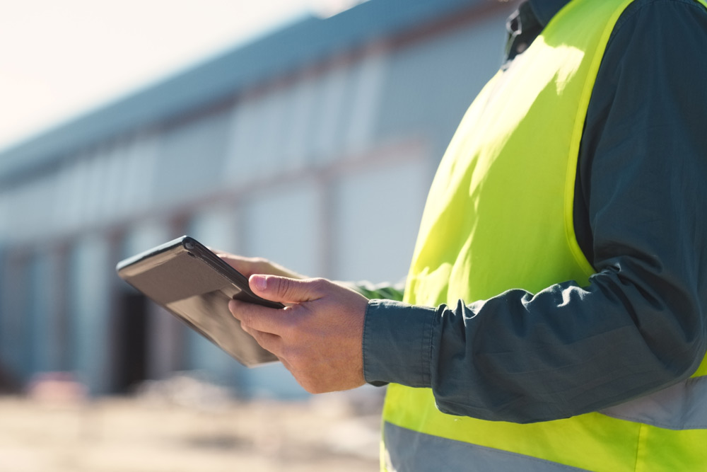 Besiktningsman håller i Ipad