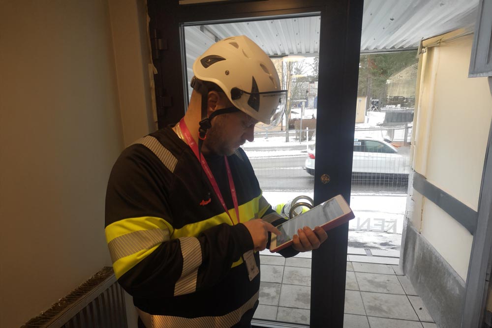 Besiktningsman tittar ner i sin Ipad