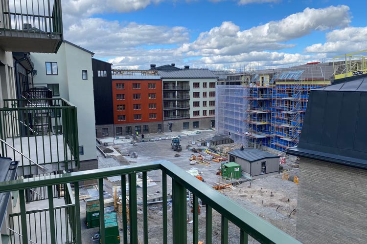 Balkongvy över en byggarbetsplats