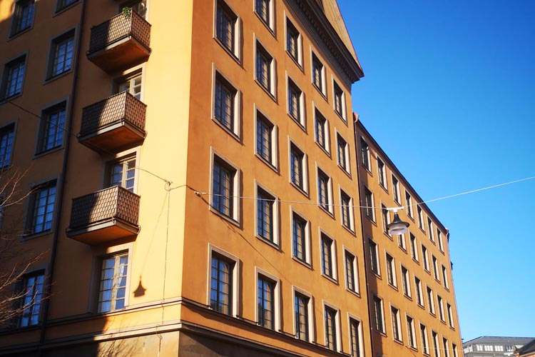 Byggnaden vid Vanadisplan 8, med flera våningar och fönster